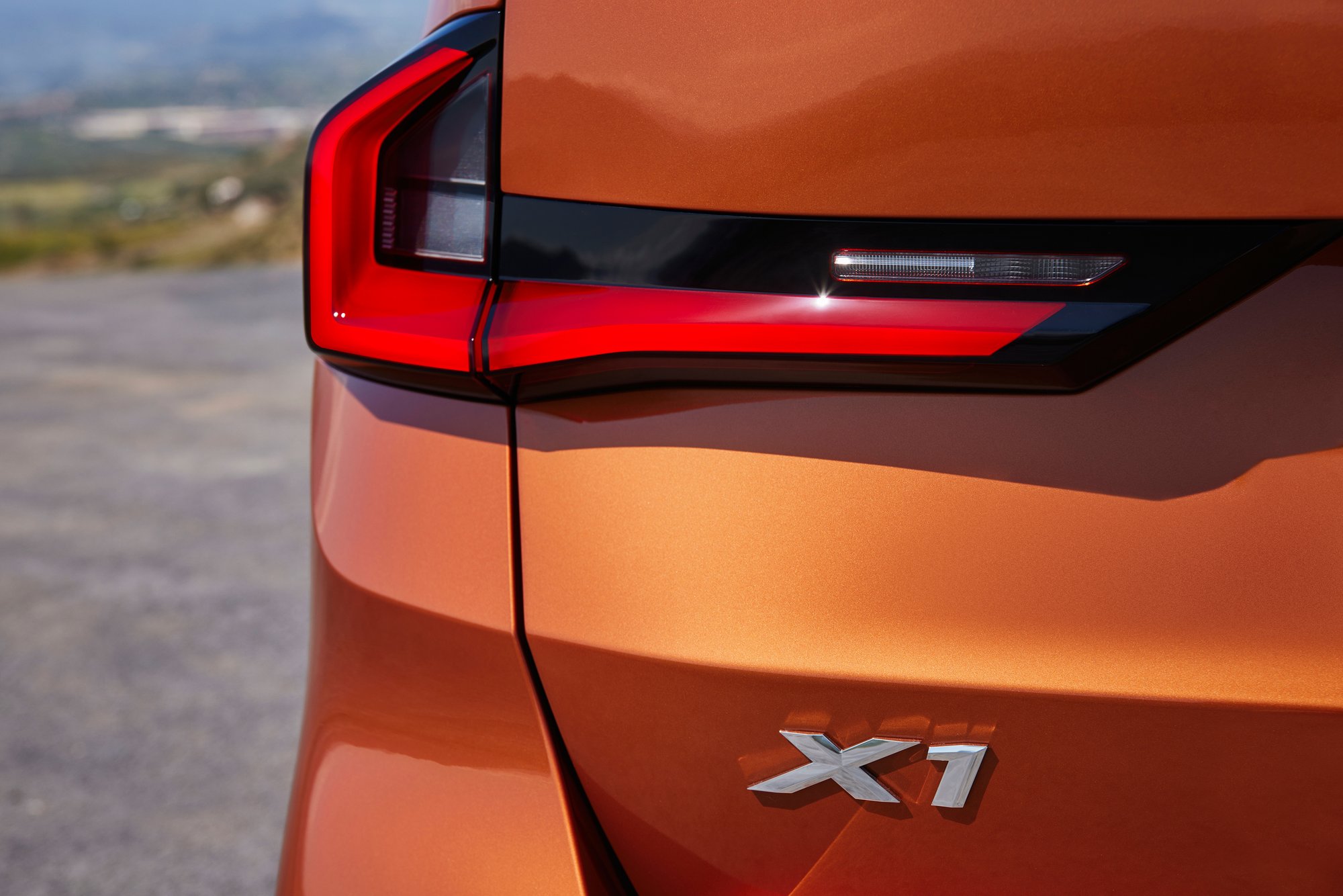 P90465610_highRes_the-all-new-bmw-x1-x